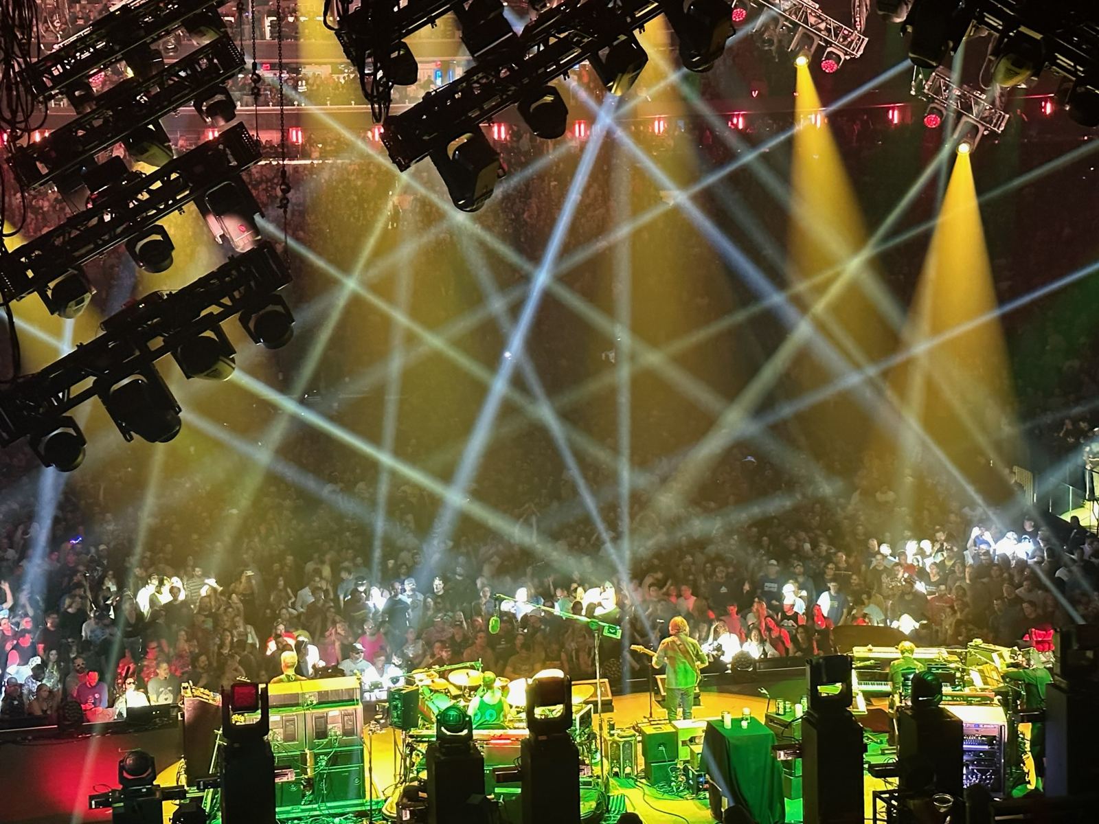 Crossing beams over the crowd — arena